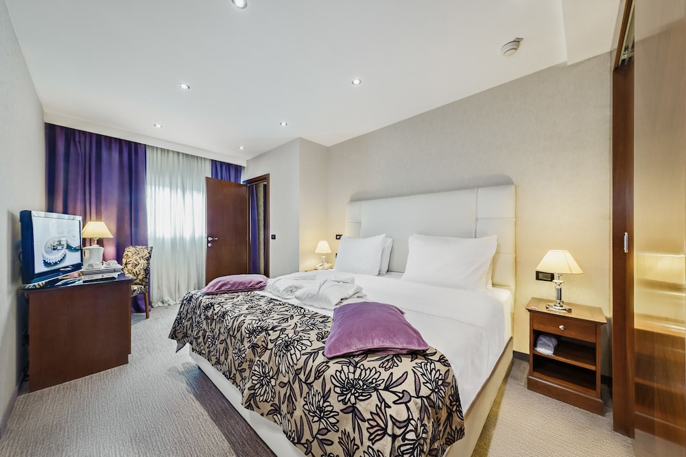 Executive Suite, 1 King Bed, City View