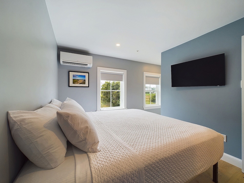 1661 Farm & Gardens Suite 2