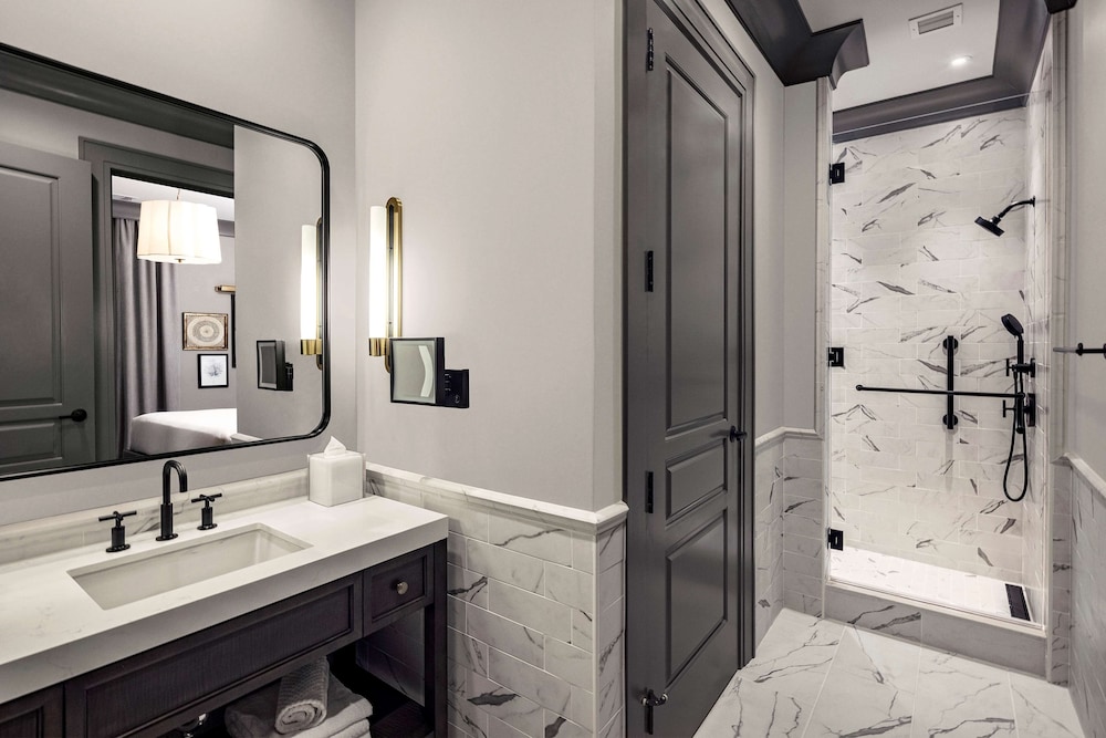 1 Bedroom, 1 King Suite, Accessible (Hearing)