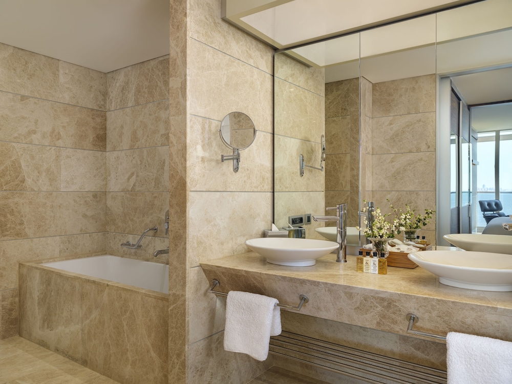 Executive Suite, 1 King Bed thumbnail 6