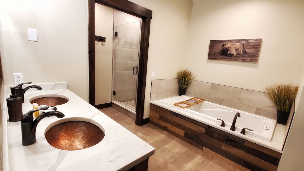 Superior Studio Suite, 1 King Bed with Sofa bed, Jetted Tub, Mountain View