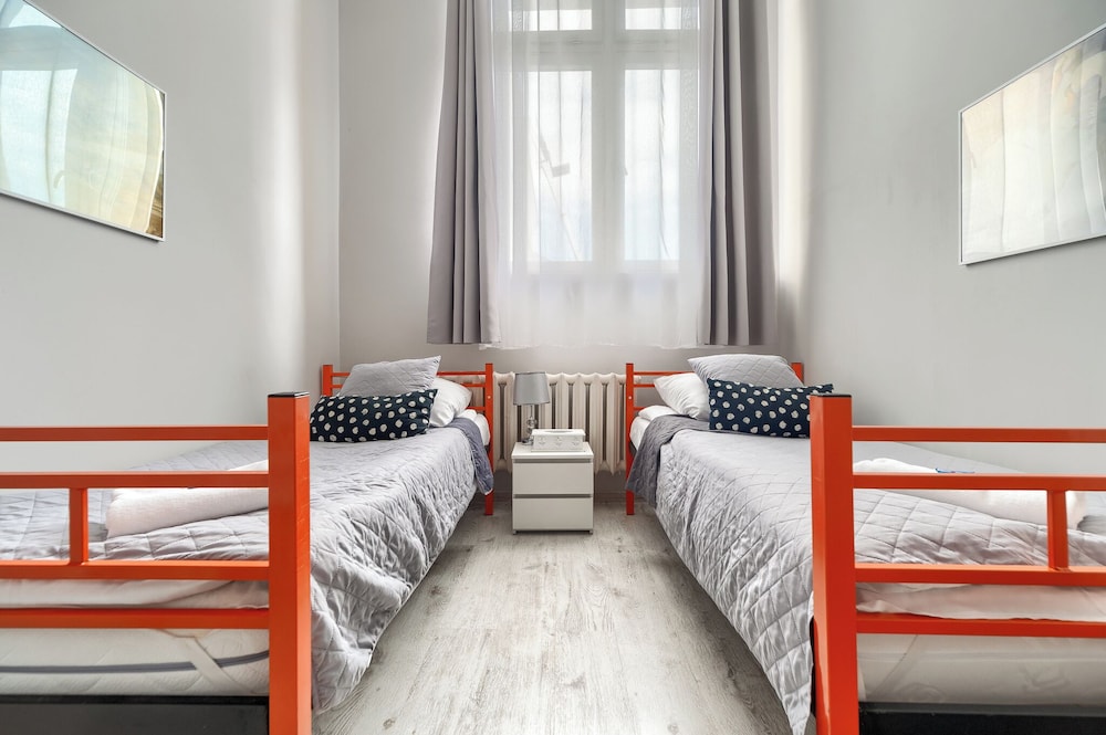 Standard Triple Room, 3 Twin Beds, Shared Bathroom photo 2