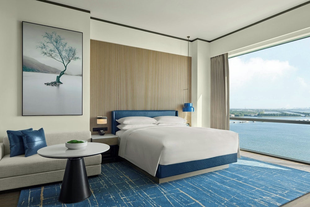 Executive Suite, 1 King Bed, Lake View