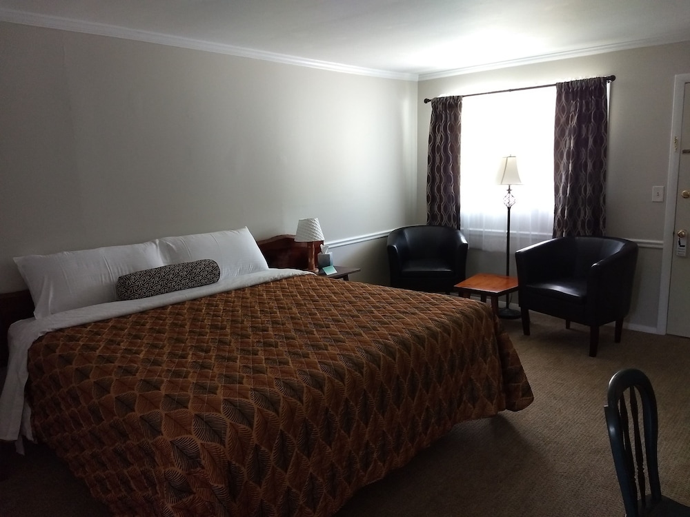 Standard Room, 1 King Bed, Mountain View, Pet Friendly photo 2