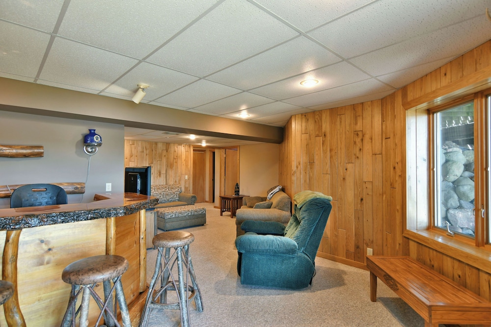 House, Multiple Beds, Jetted Tub (Cheif Lake Lodge)