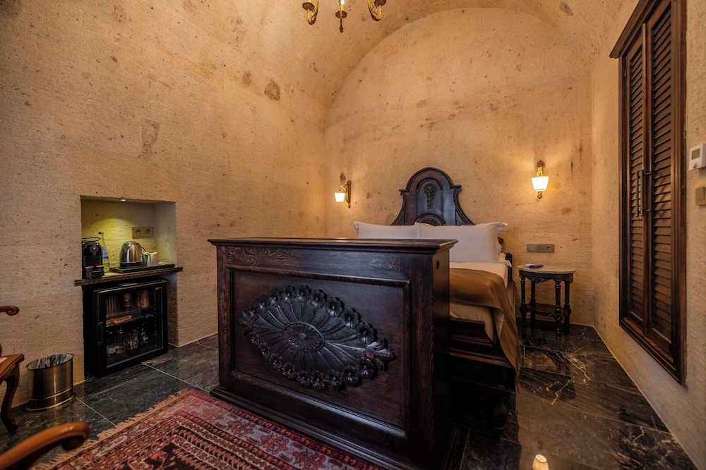 Deluxe Suite, 1 Double Bed (Cave, Bathtub) photo 1