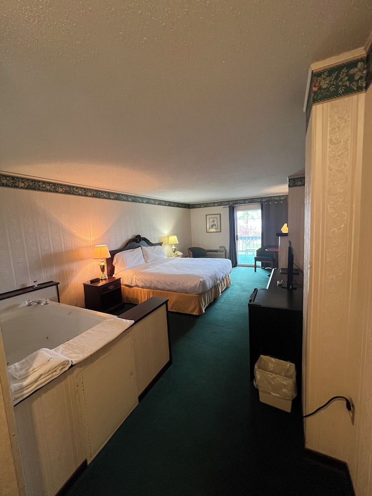 Comfort Room, 1 King Bed, Lake View