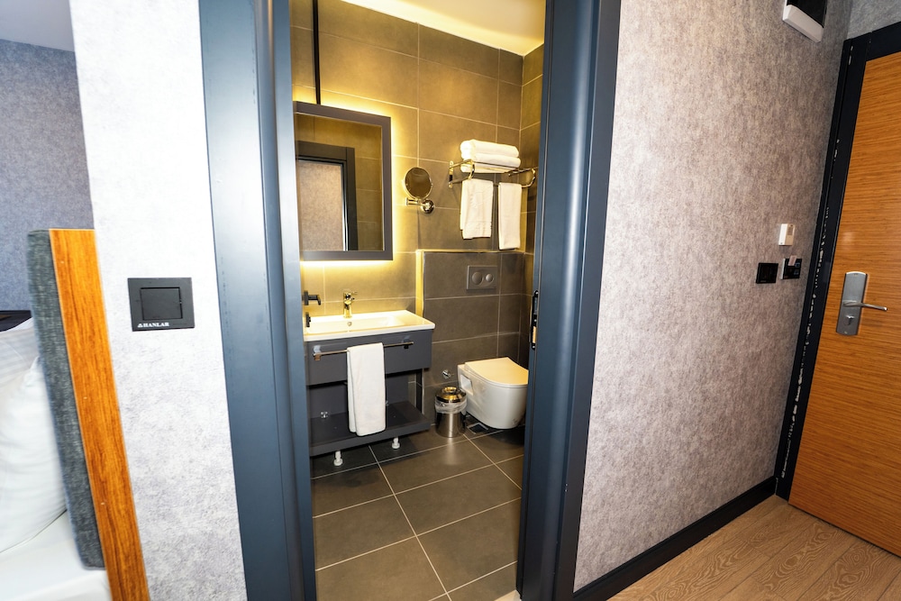 Superior Triple Room, City View photo 3