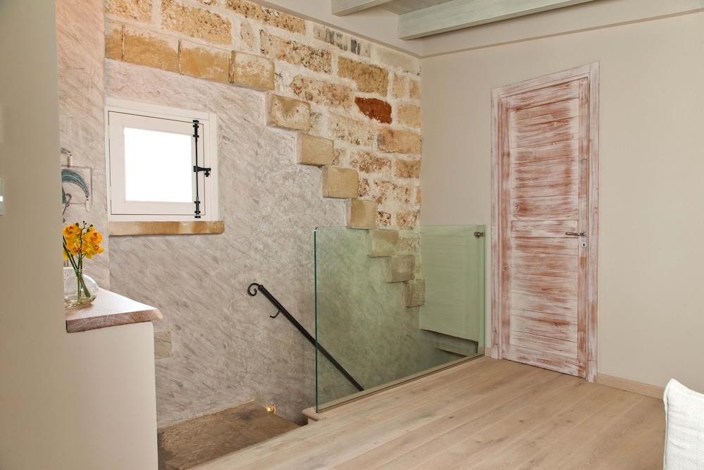 Superior Suite, 1 Bedroom, City View photo 2