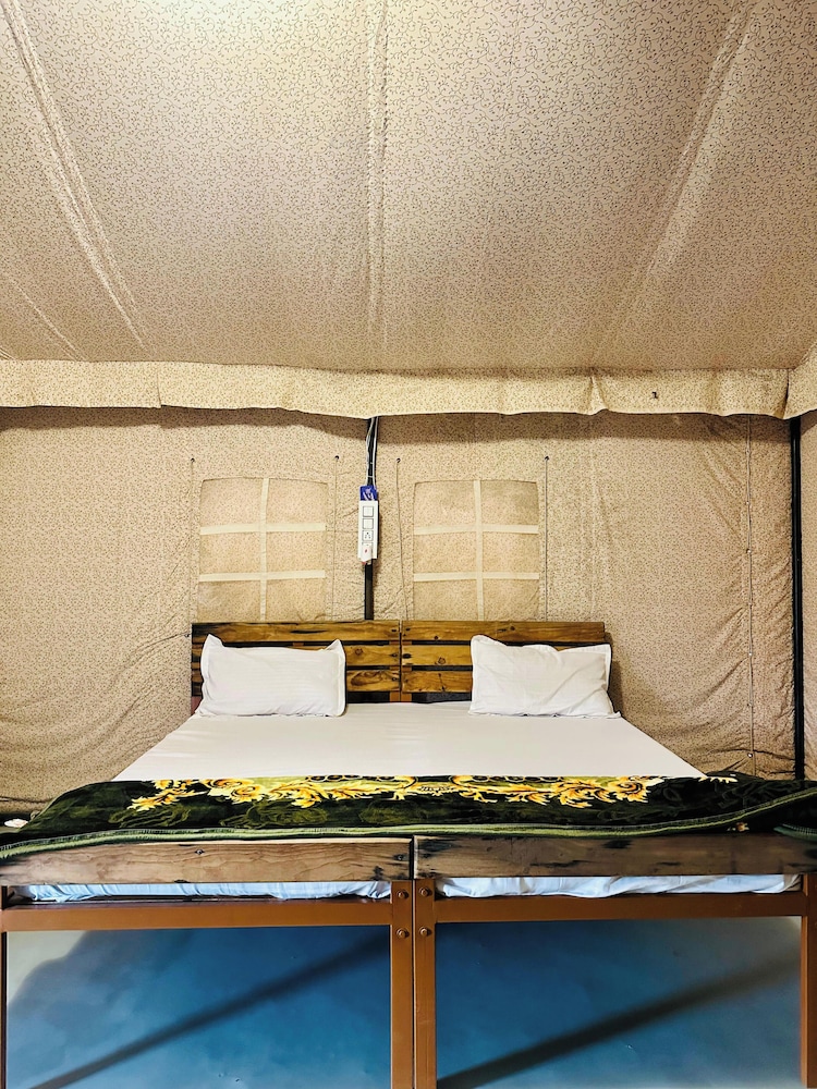 Deluxe Tent photo 2