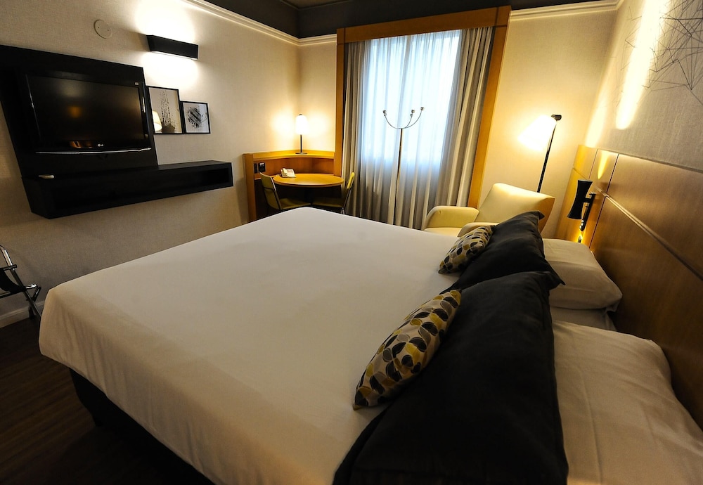 Superior Room, 1 Queen Bed photo 2