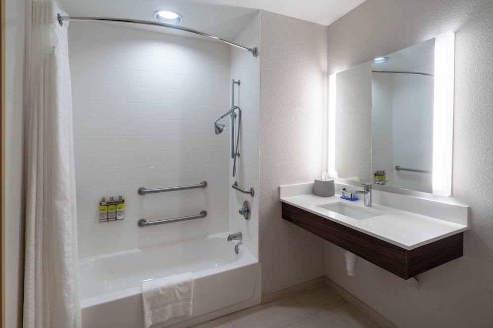 Suite, 1 King Bed, Accessible (Mobil Tub) - Photo 5