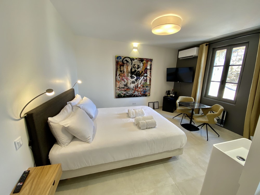 Luxury Suite, 1 Queen Bed, Jetted Tub (Graffiti)