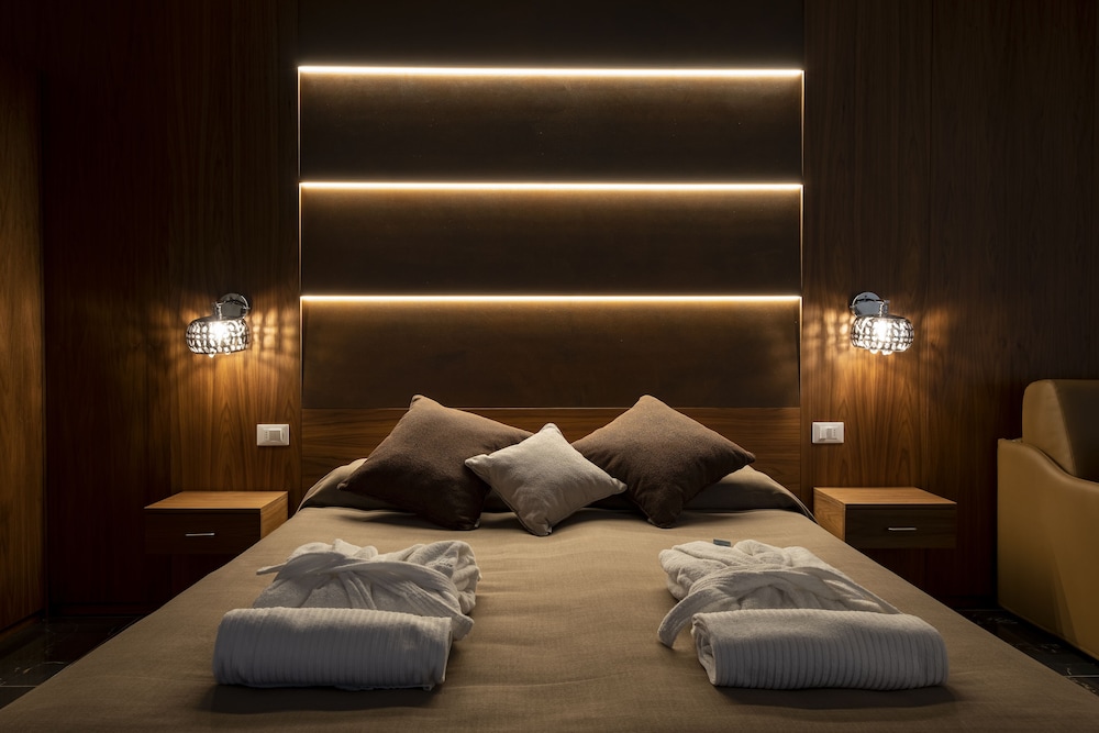 Junior Studio Suite, 1 King Bed, Balcony, Harbor View