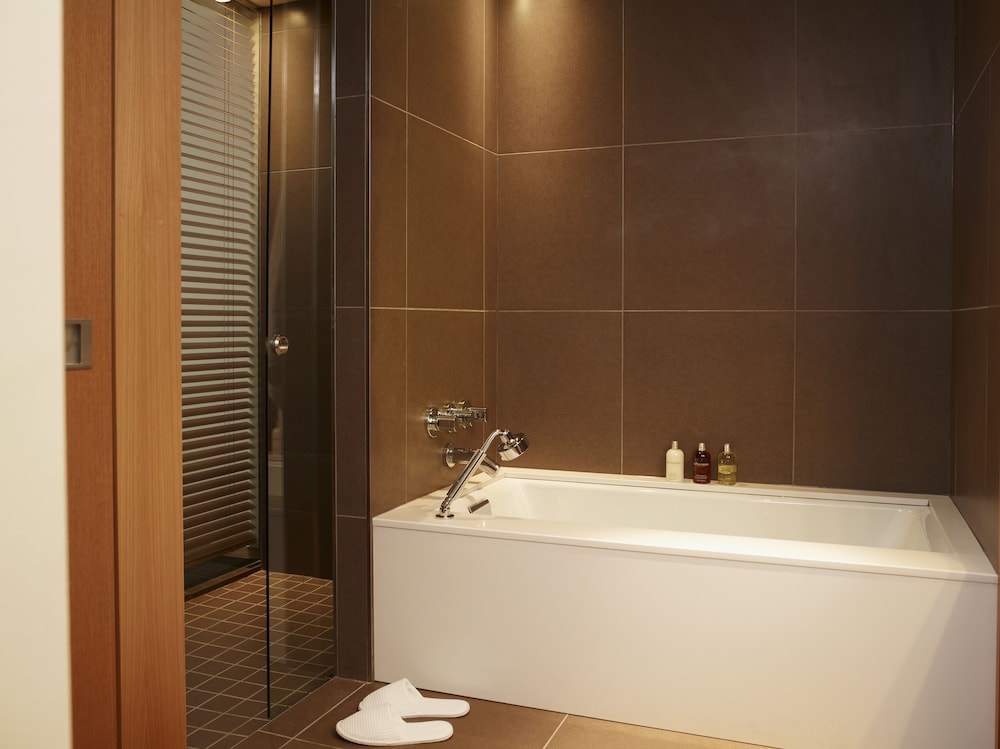 Signature Suite, 1 Bedroom - Photo 6