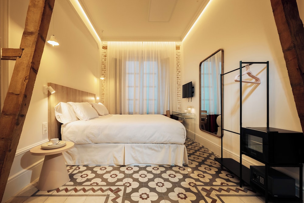 Alonso - Deluxe Double Room with Balcony