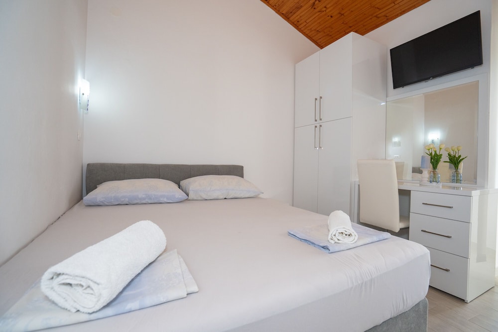Standard Apartment, 1 Double Bed, 1 Twin Bed and 1 Twin Sofa Bed