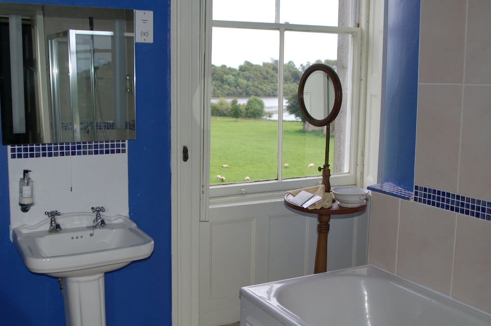 Superior Double Room, Ensuite, Lake View photo 3