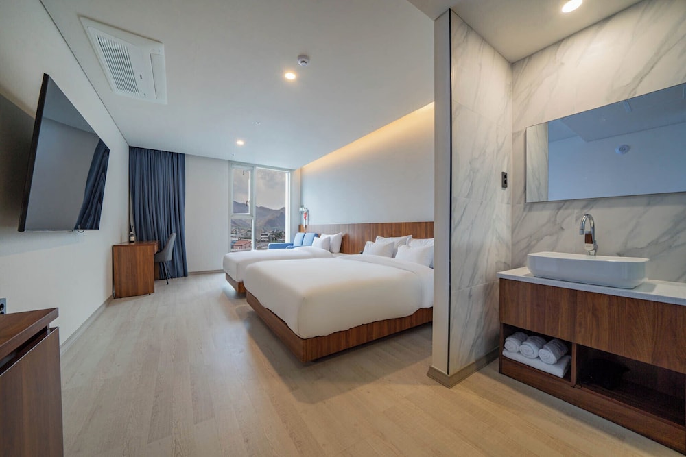 Premier Twin Room (New Building) photo 1