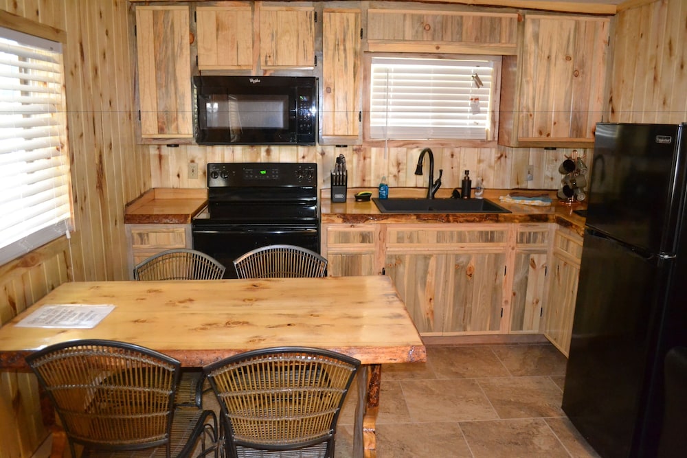 Family Cabin, 2 Bedrooms, River View, Overwater photo 3