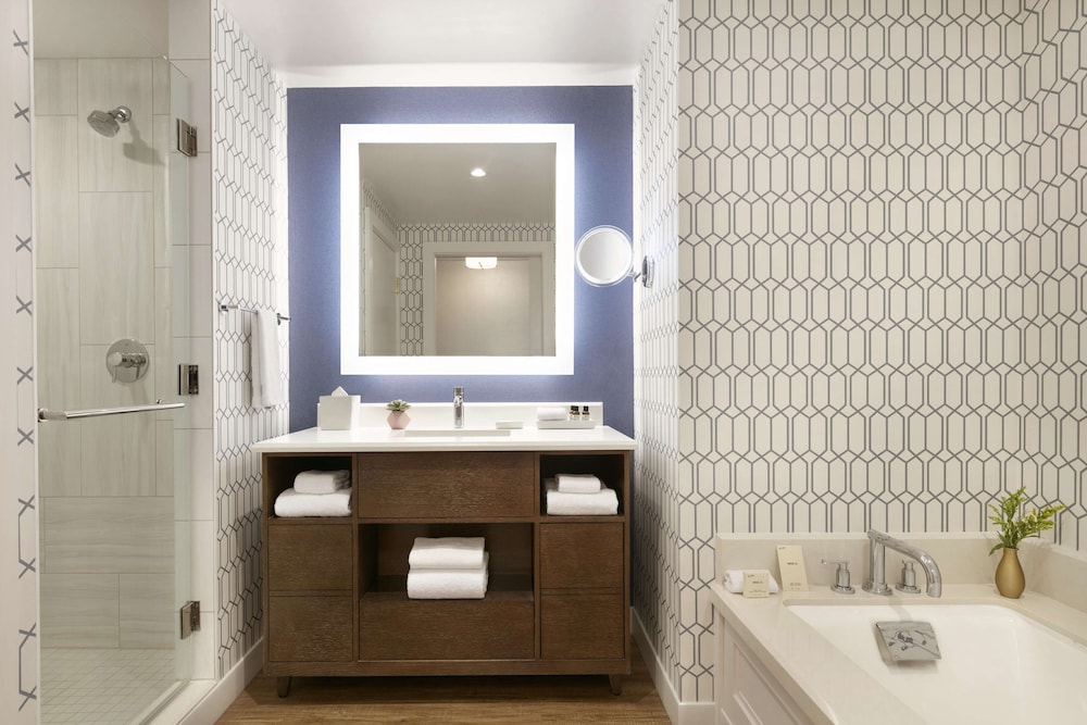 Deluxe Room, 2 Queen Beds, Accessible Bathtub