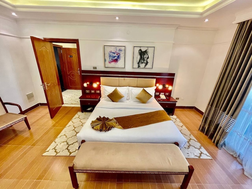 Executive Suite, 1 King Bed, Balcony, City View photo 2