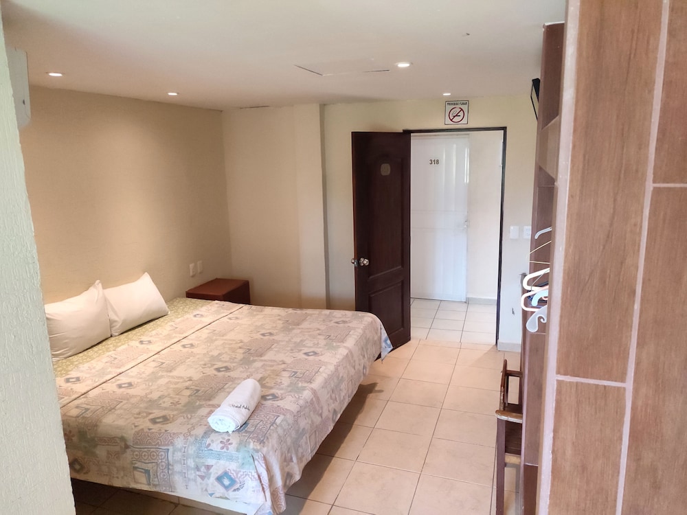 Standard Room, 1 King Bed photo 3