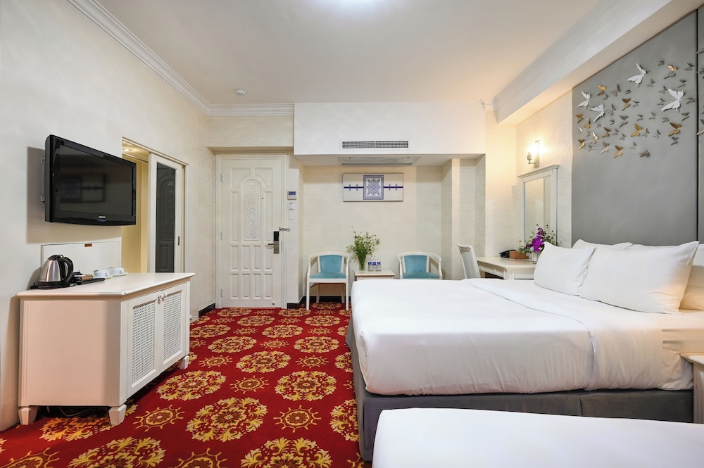 Deluxe Triple Room, No Windows photo 3