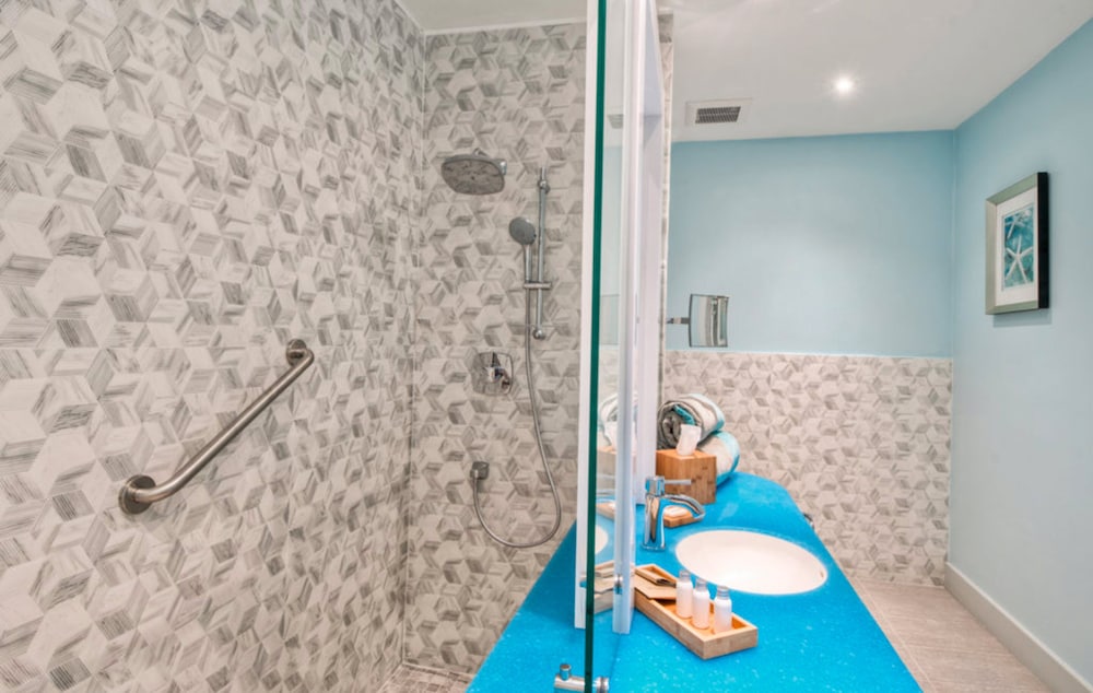 Deluxe Room, 1 King Bed, Balcony photo 2