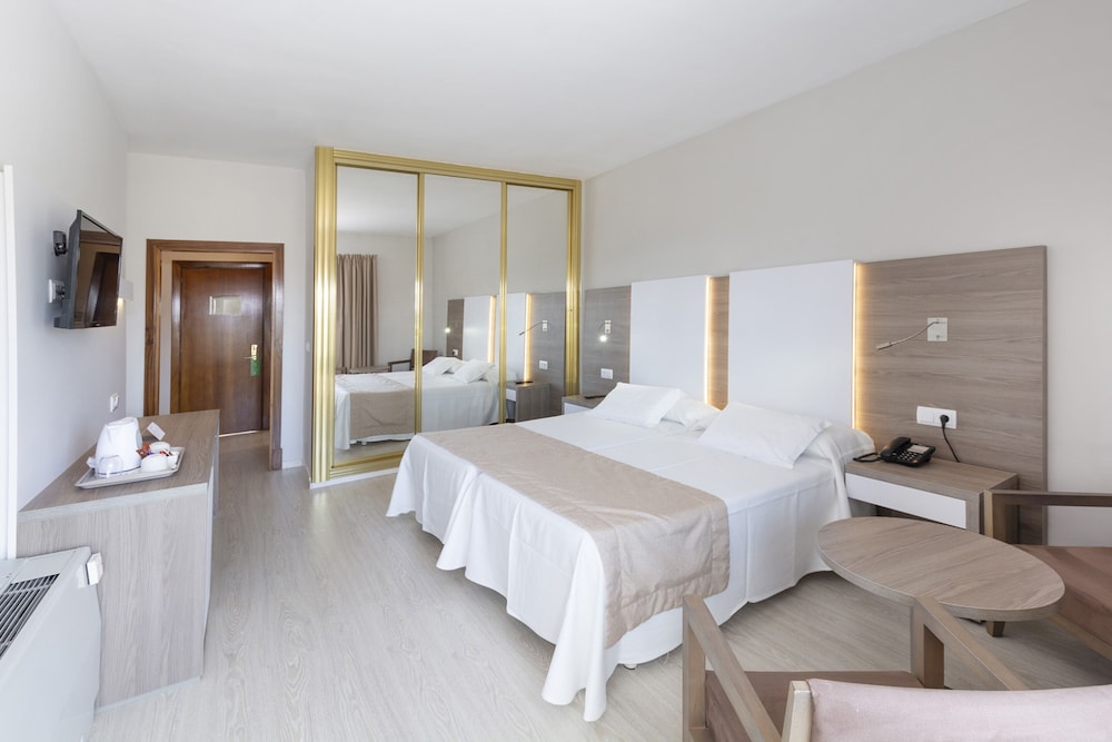Habitación Doble con Vista al Mar (2 Adultos + 1 Niño)