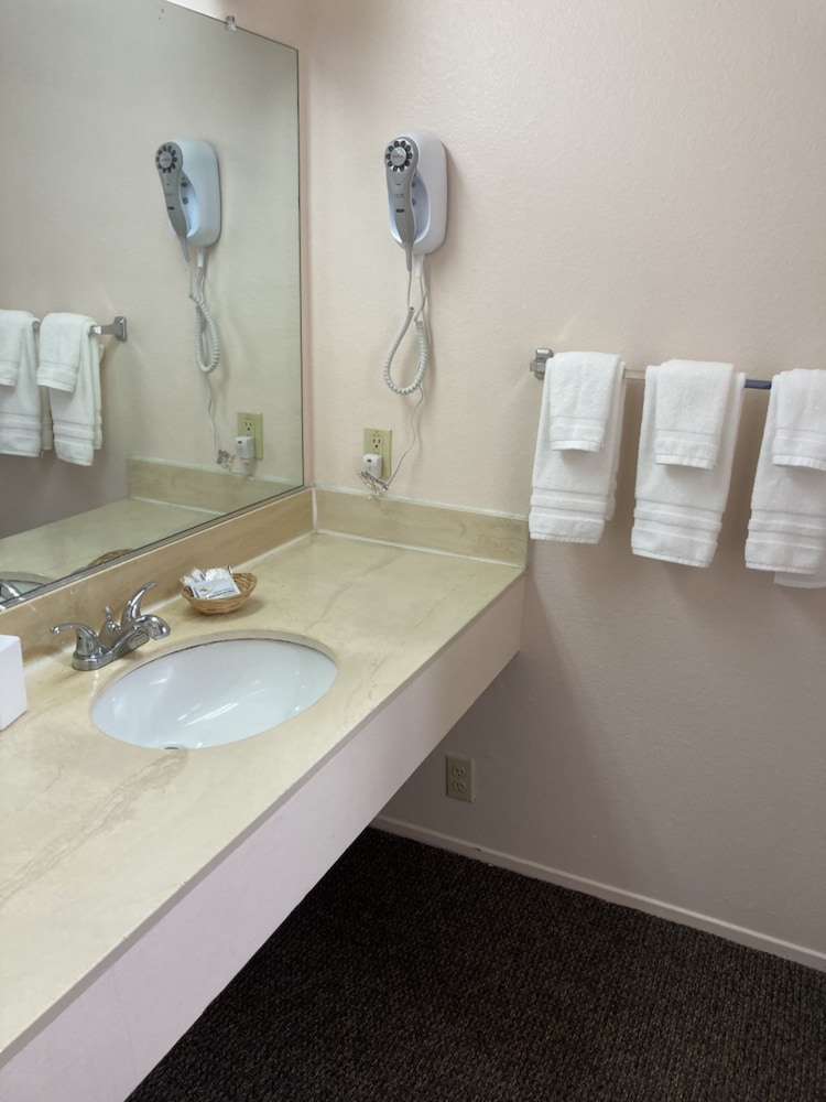 Standard Room, 2 Queen Beds, Non Smoking, Partial Ocean View - Photo 6