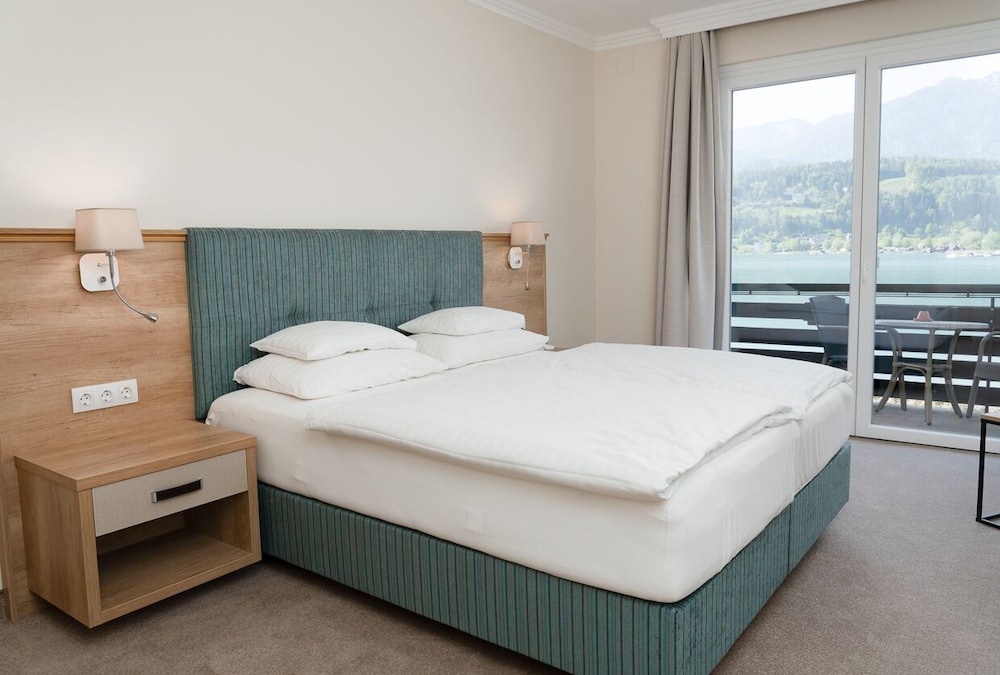 Exclusive Double Room, 1 King Bed, Balcony, Lake View photo 1