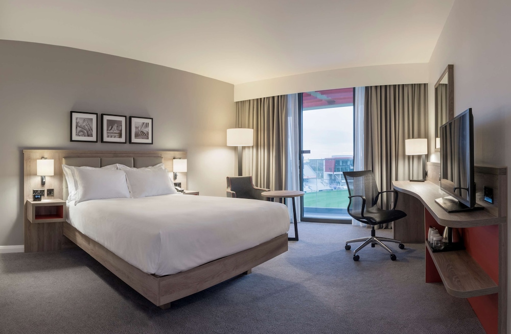 Deluxe Room, 1 King Bed (Pitch View) - Photo 4