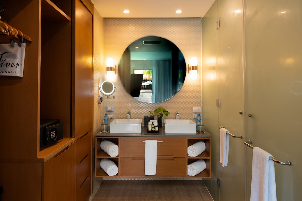 One Bedroom Swim Up Suite photo 3