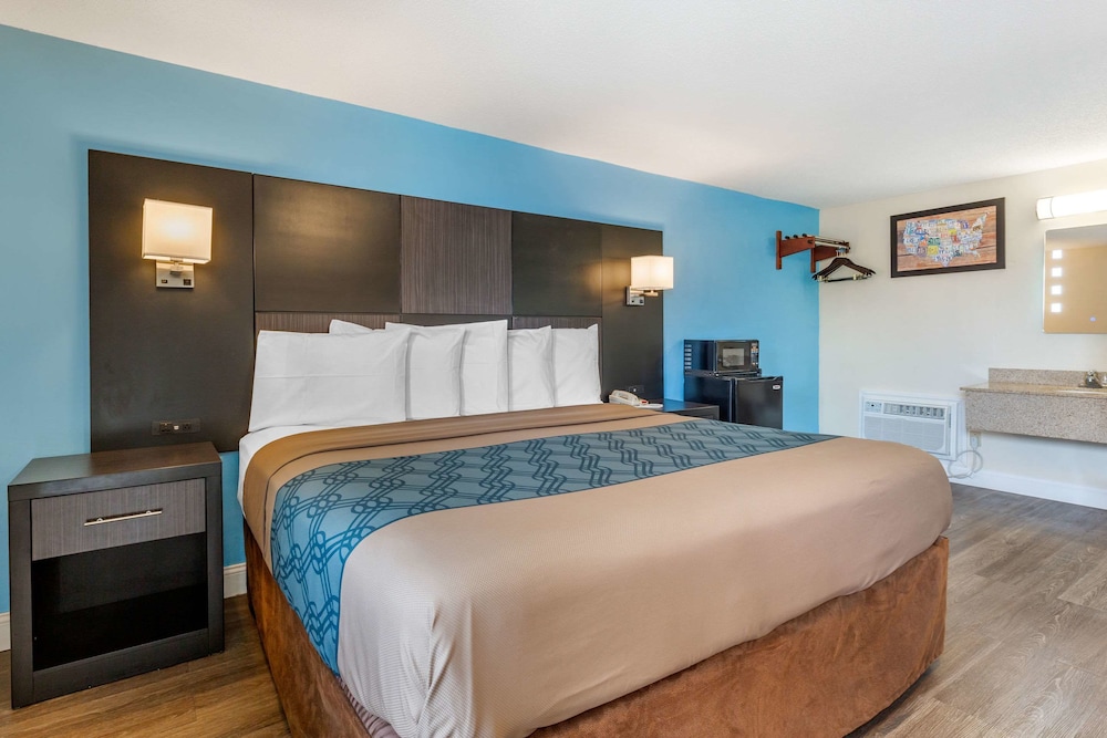 Standard Room, 1 King Bed, Non Smoking - Photo 4