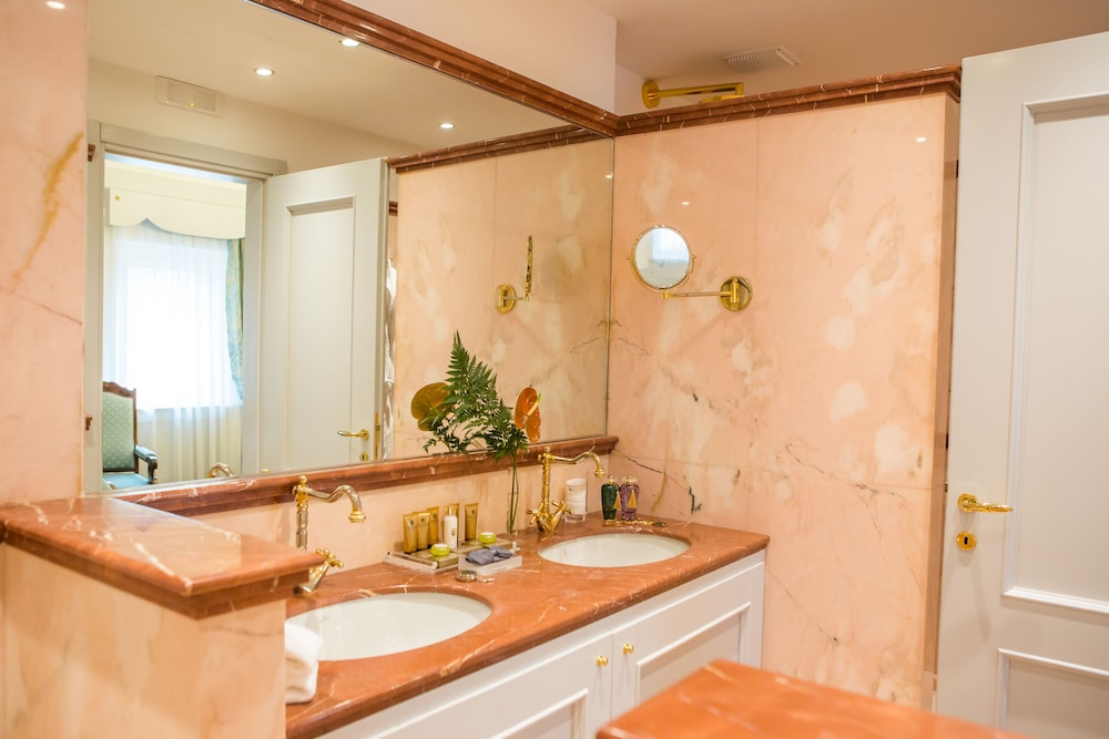 Presidential Suite (Non Smoking) thumbnail 5