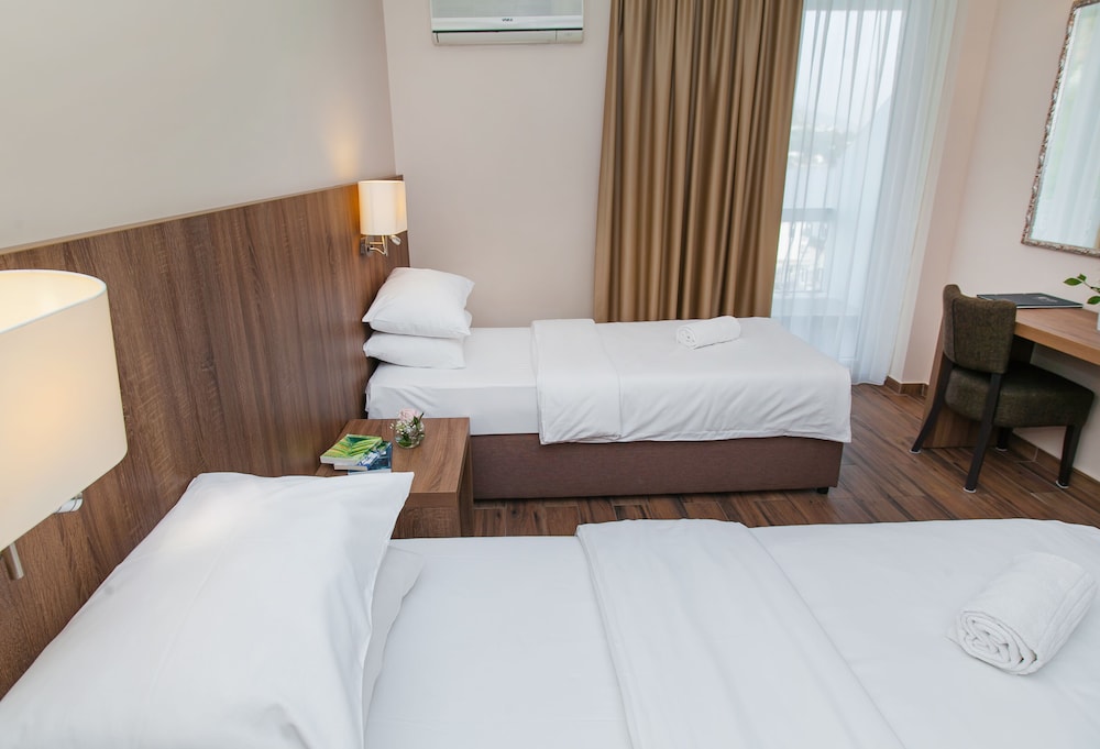 Classic Double or Twin Room, 1 Bedroom, Balcony, Partial Sea View photo 3