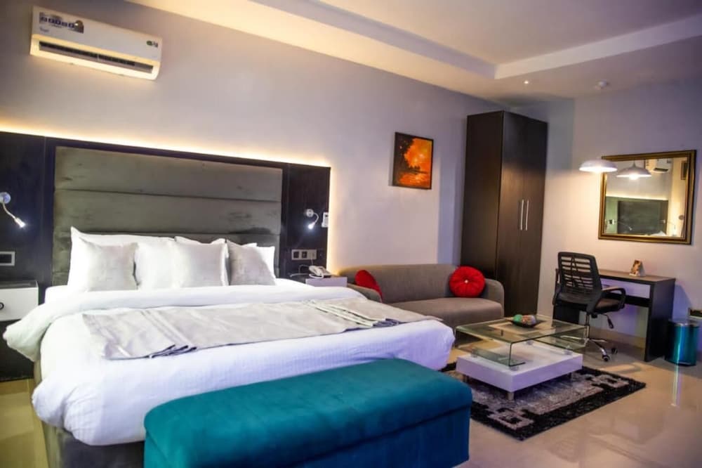 Economy Room, Balcony