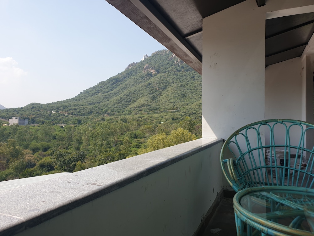 Regal deluxe pool view room with private balcony photo 3