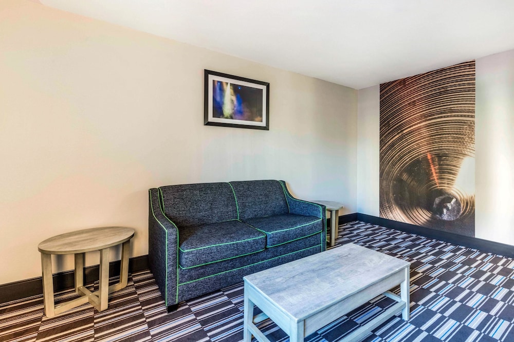 Suite, Multiple Beds, Non Smoking - Photo 3
