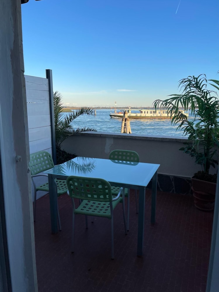 Panoramic Double Room, 1 Queen Bed, Sea View, Overwater photo 2