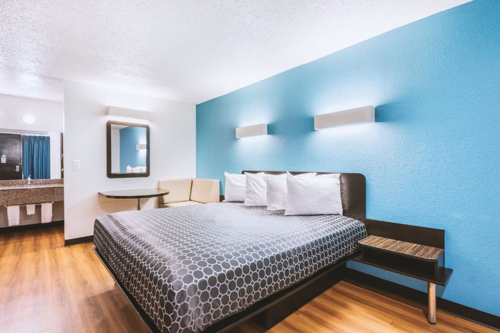 Deluxe Room, 1 King Bed, Non Smoking, Kitchenette photo 1