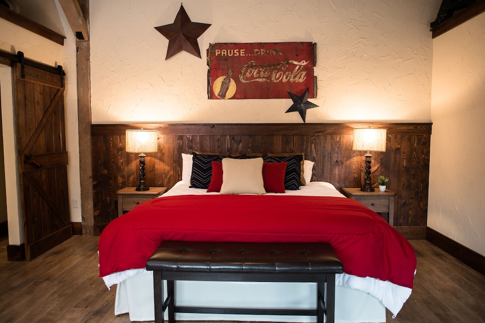 Luxury Suite, 1 King Bed, Accessible photo 1