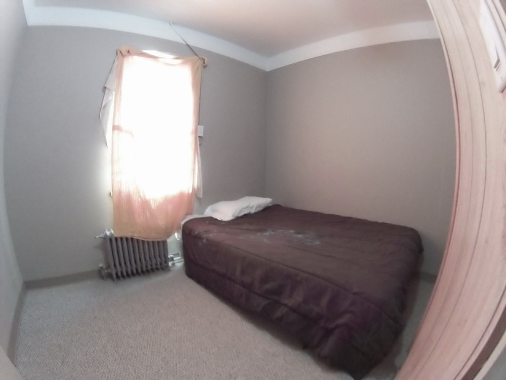 Single room, 1 queen bed (bathroom possibly shared with 2 other guests) photo 3