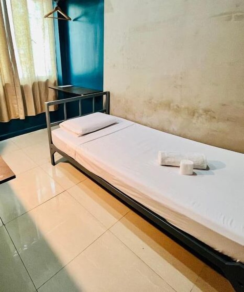 Basic Single Room, 1 Twin Bed, Shared Bathroom photo 3