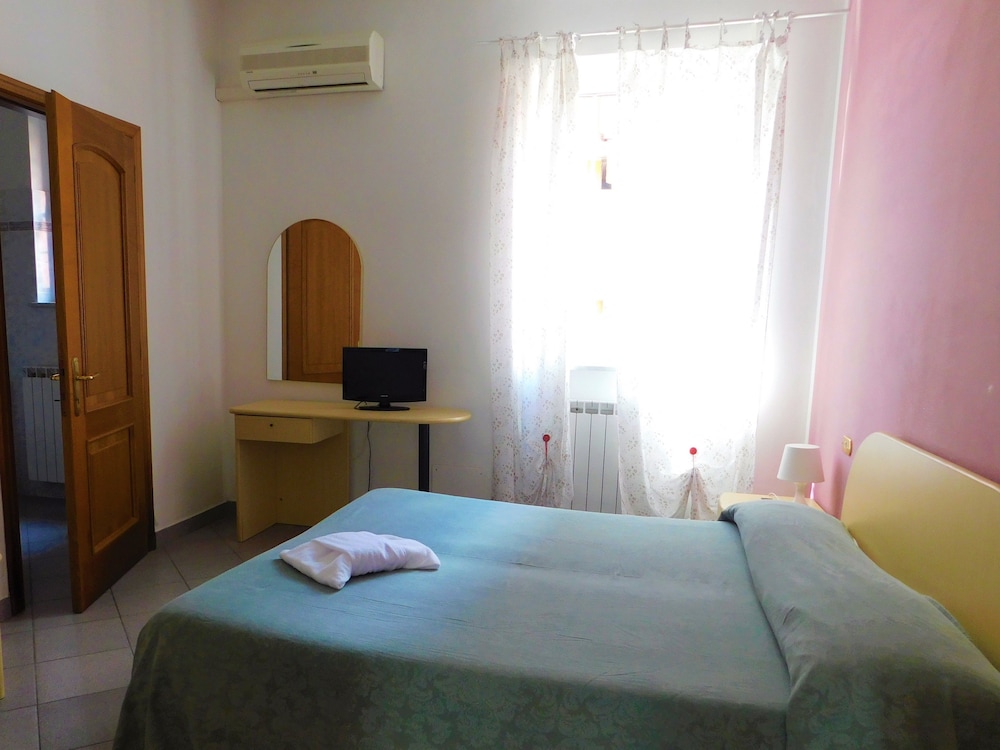 Comfort Double Room, 1 Queen Bed photo 3