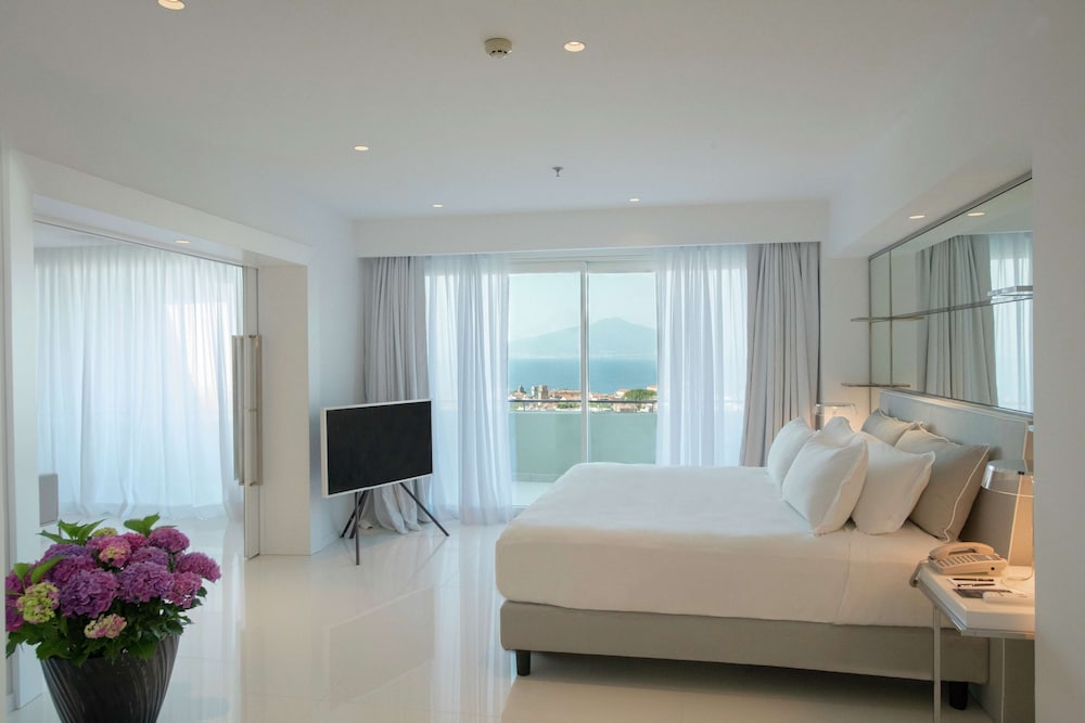 Suite, 1 King Bed (Surya)