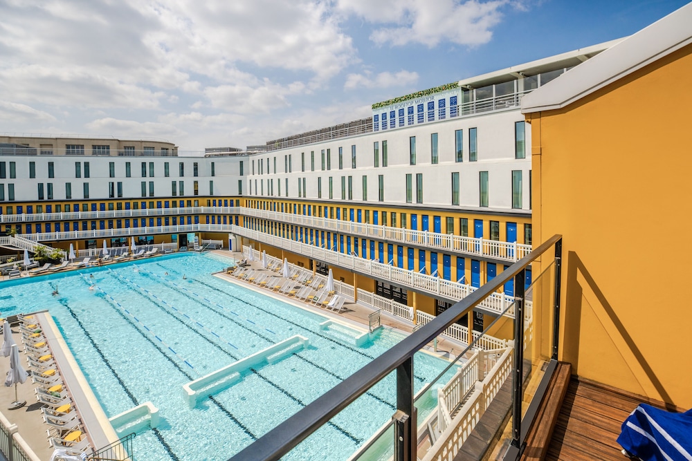 Suite, 1 très grand lit et 1 canapé-lit, balcon, vue piscine Suite, 1 très grand lit et 1 canapé-lit, balcon, vue piscine