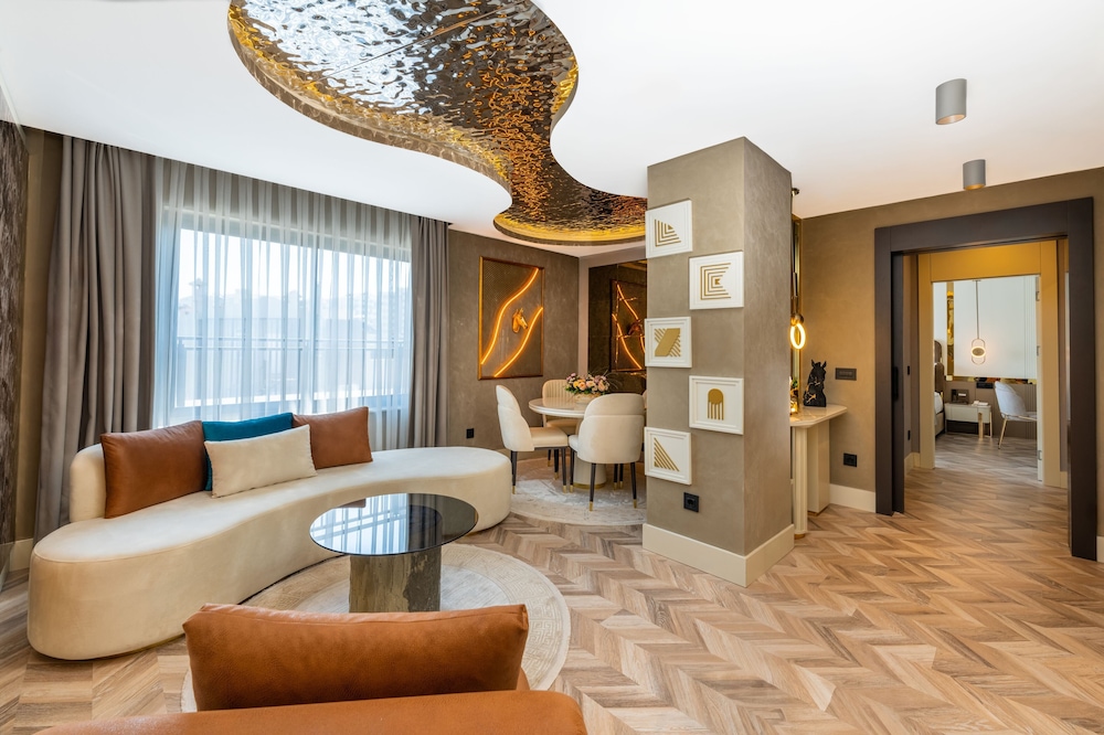 Luxury Suite thumbnail 6