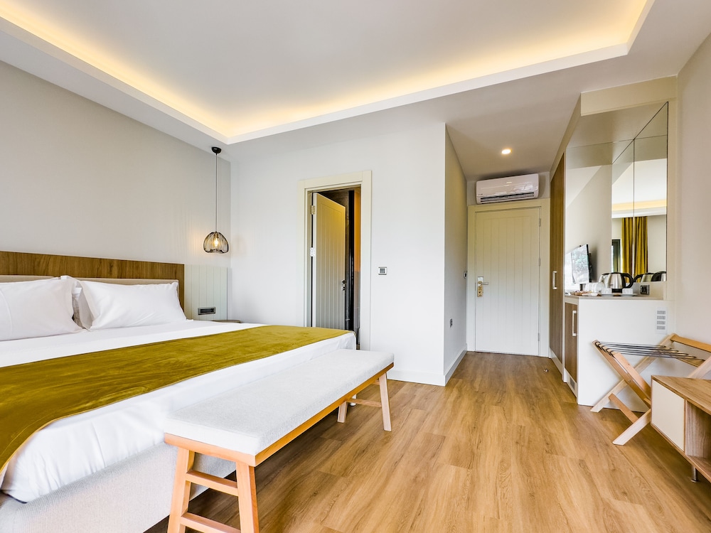 Deluxe Triple Room, Side Sea View - Photo 15